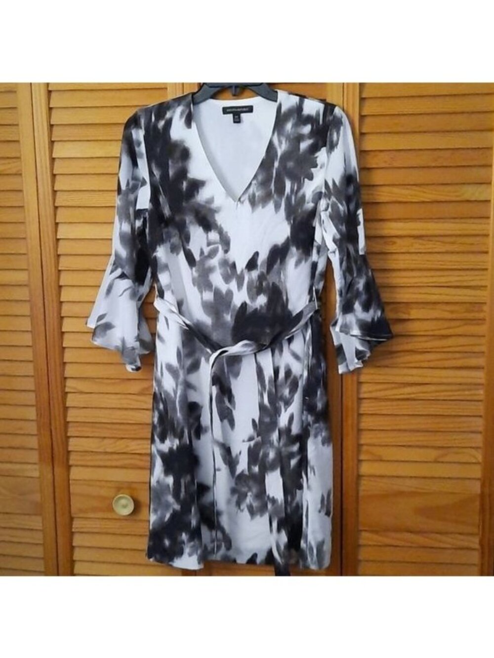 Banana Republic Black White V Neckline Bell Sleeve Dress Size XSmall